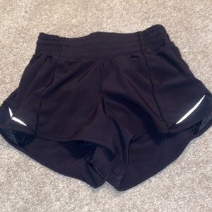 brand new lululemon hotty hot 2.5 inch high rise shorts size 2